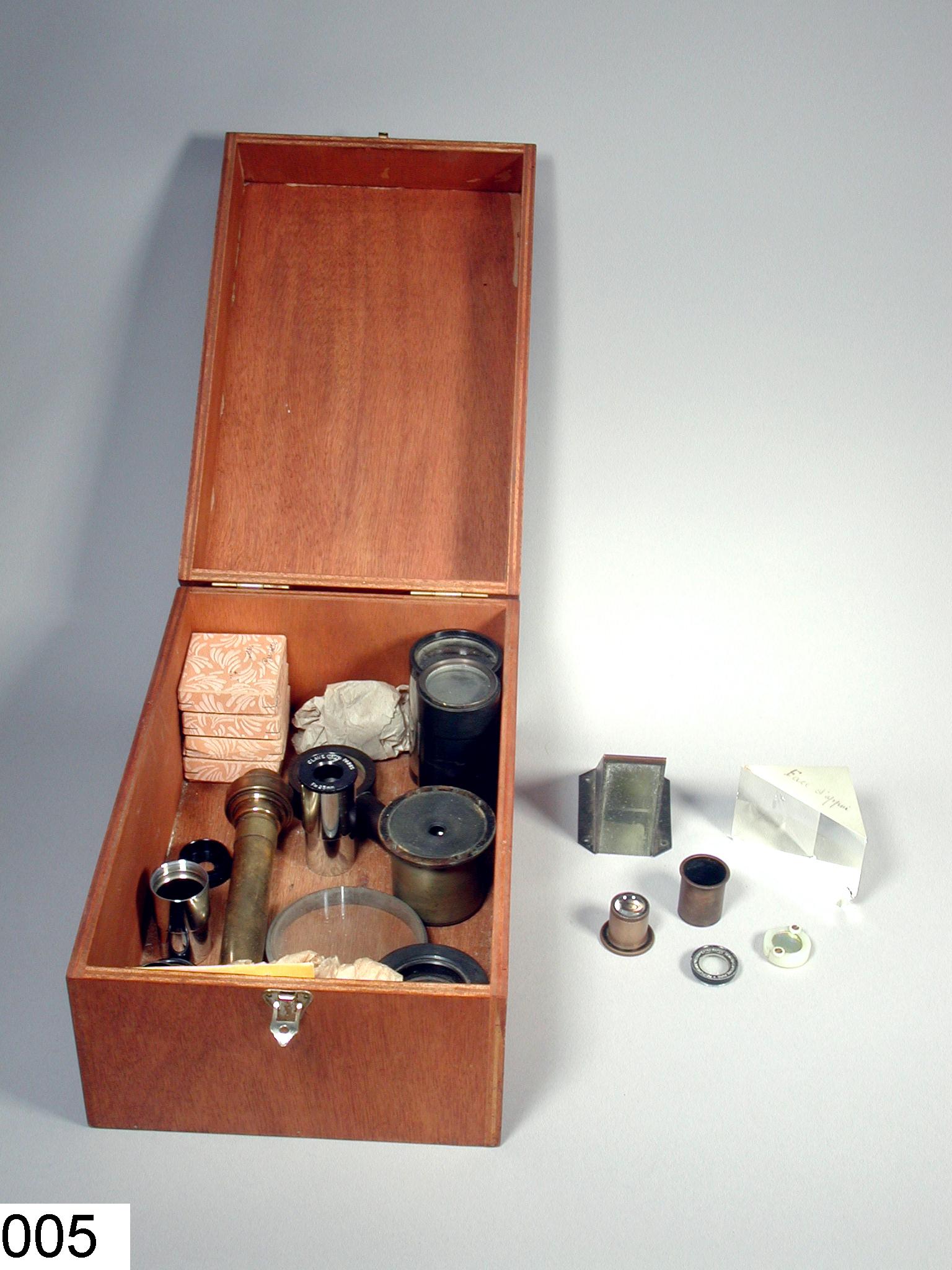 Boîte contenant des pièces d'optique