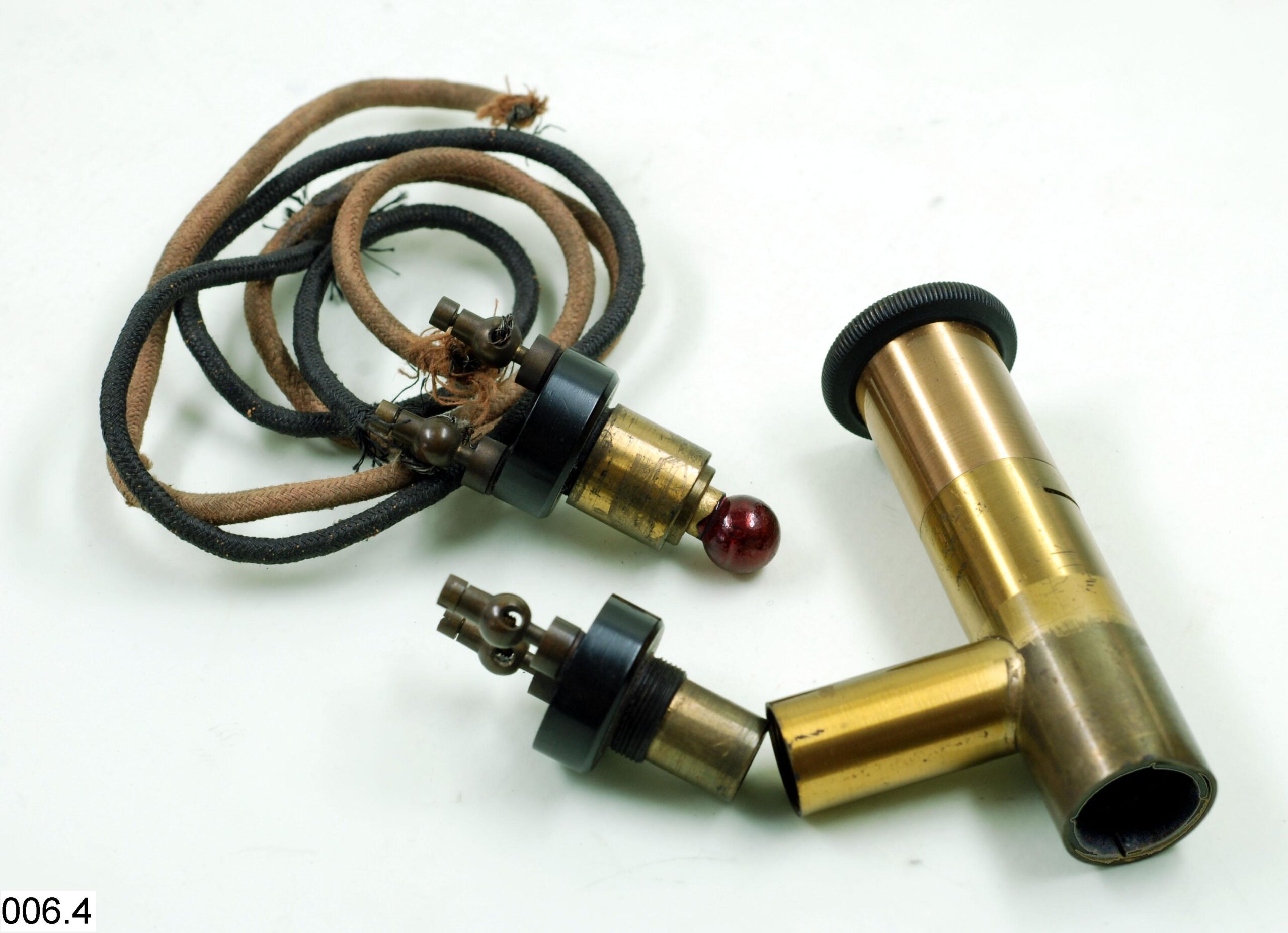 Bac jaune contenant des objets divers