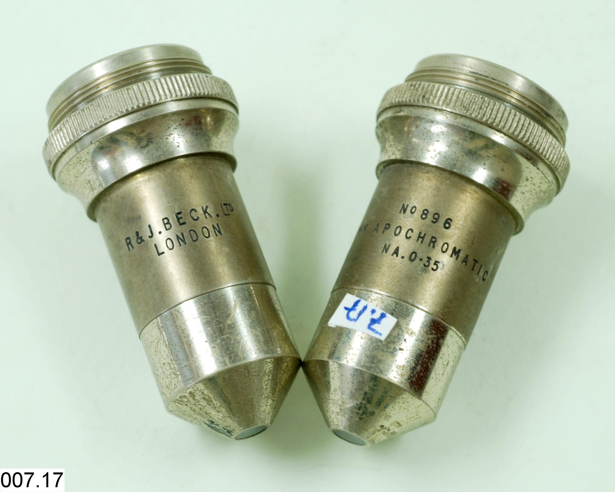 Bac brun contenant des pièces d'optique