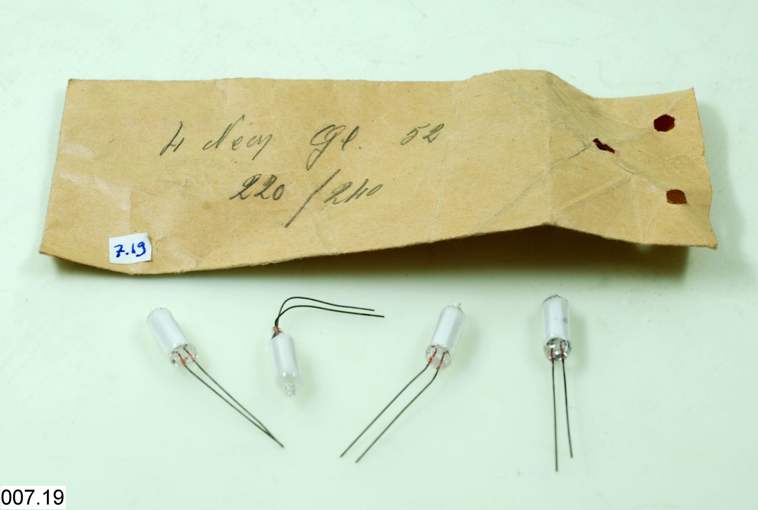 Bac brun contenant des pièces d'optique