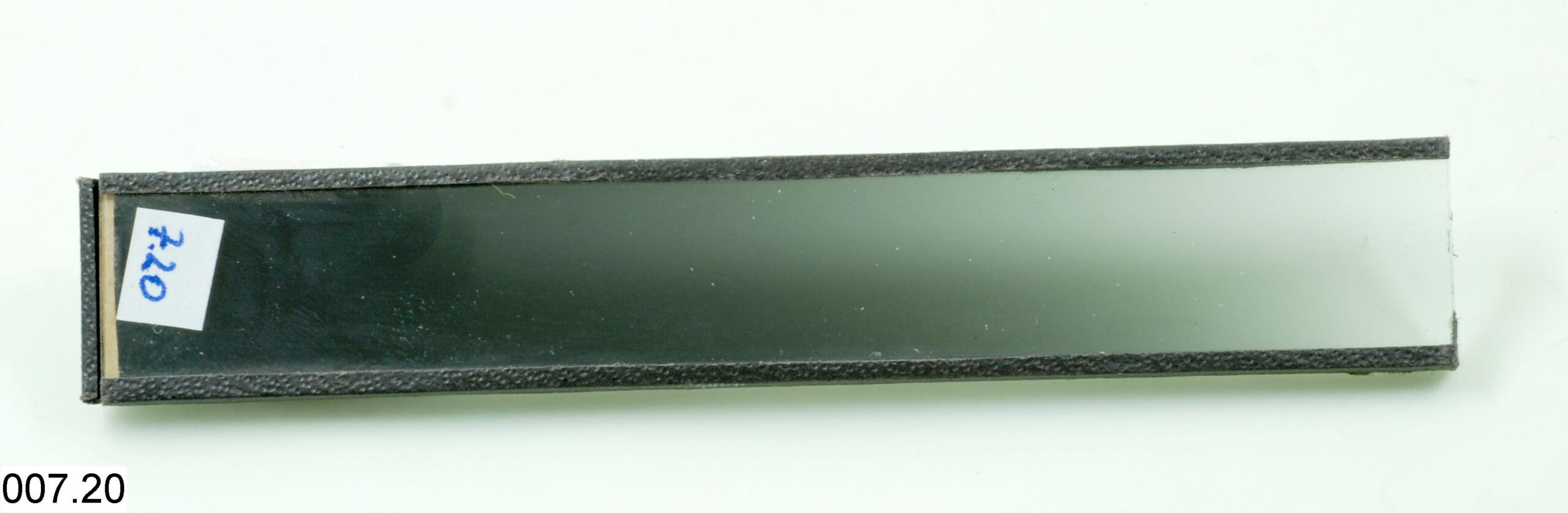 Bac brun contenant des pièces d'optique