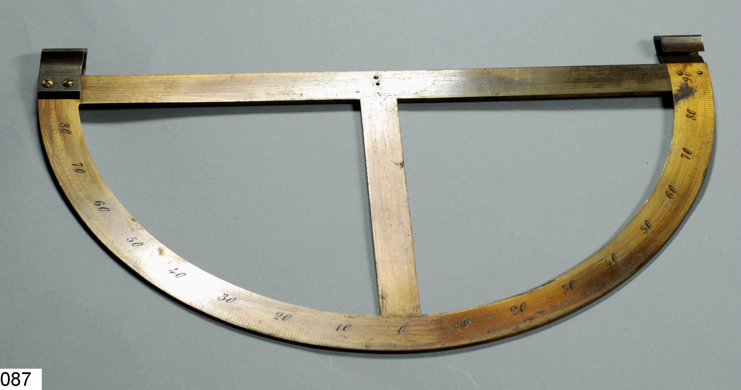 Demi cercle gradué, accessoire de la boussole de Fraget