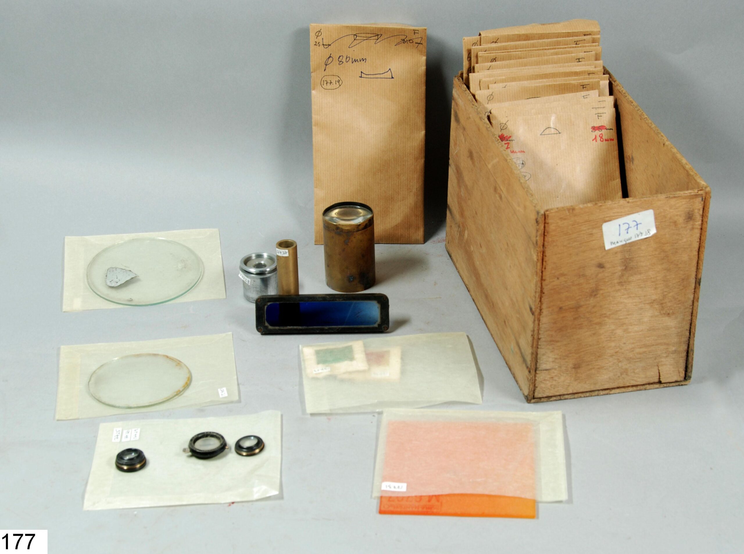 Boîte contenant des pièces d'optique