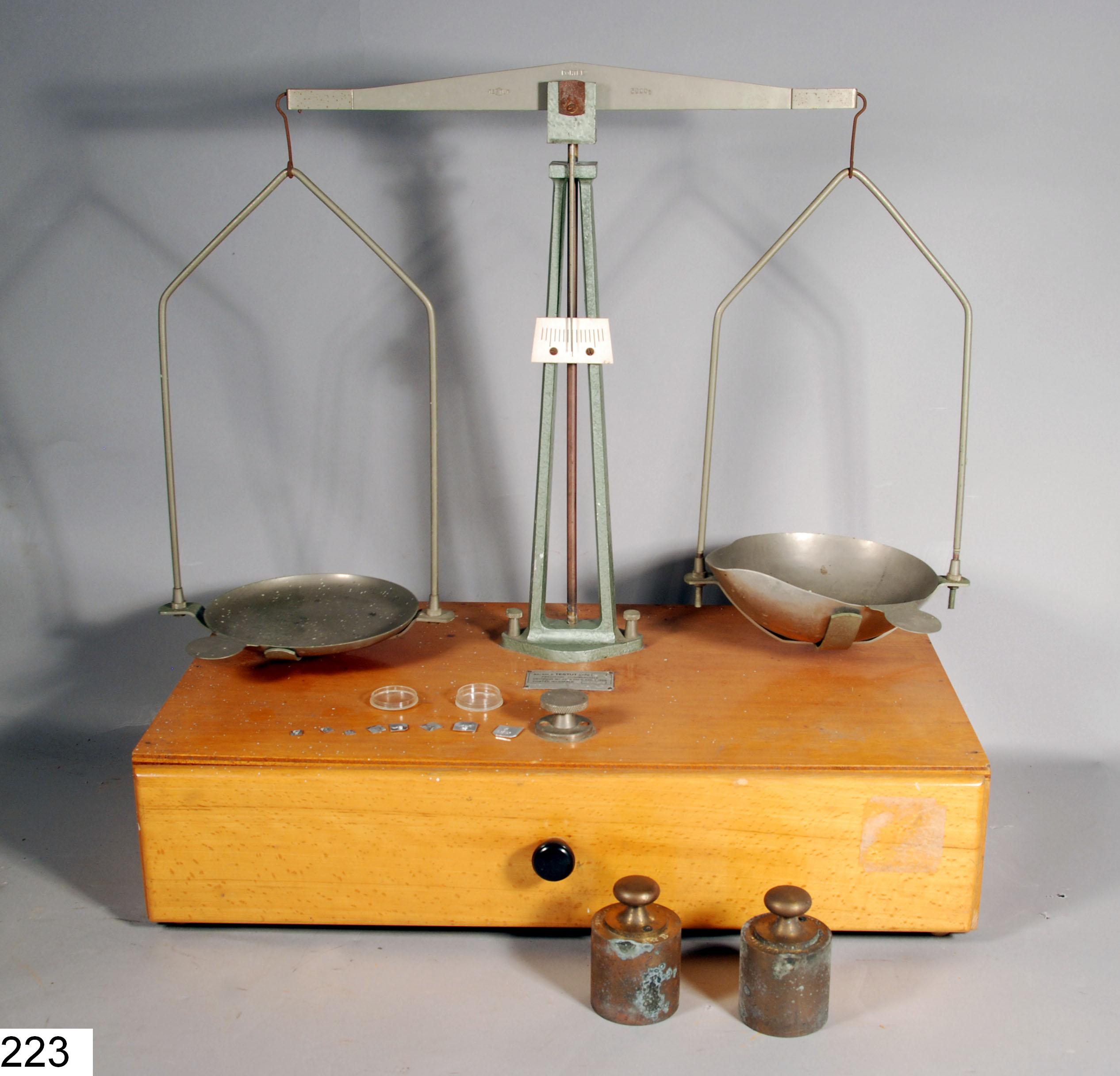 Balance à deux plateaux