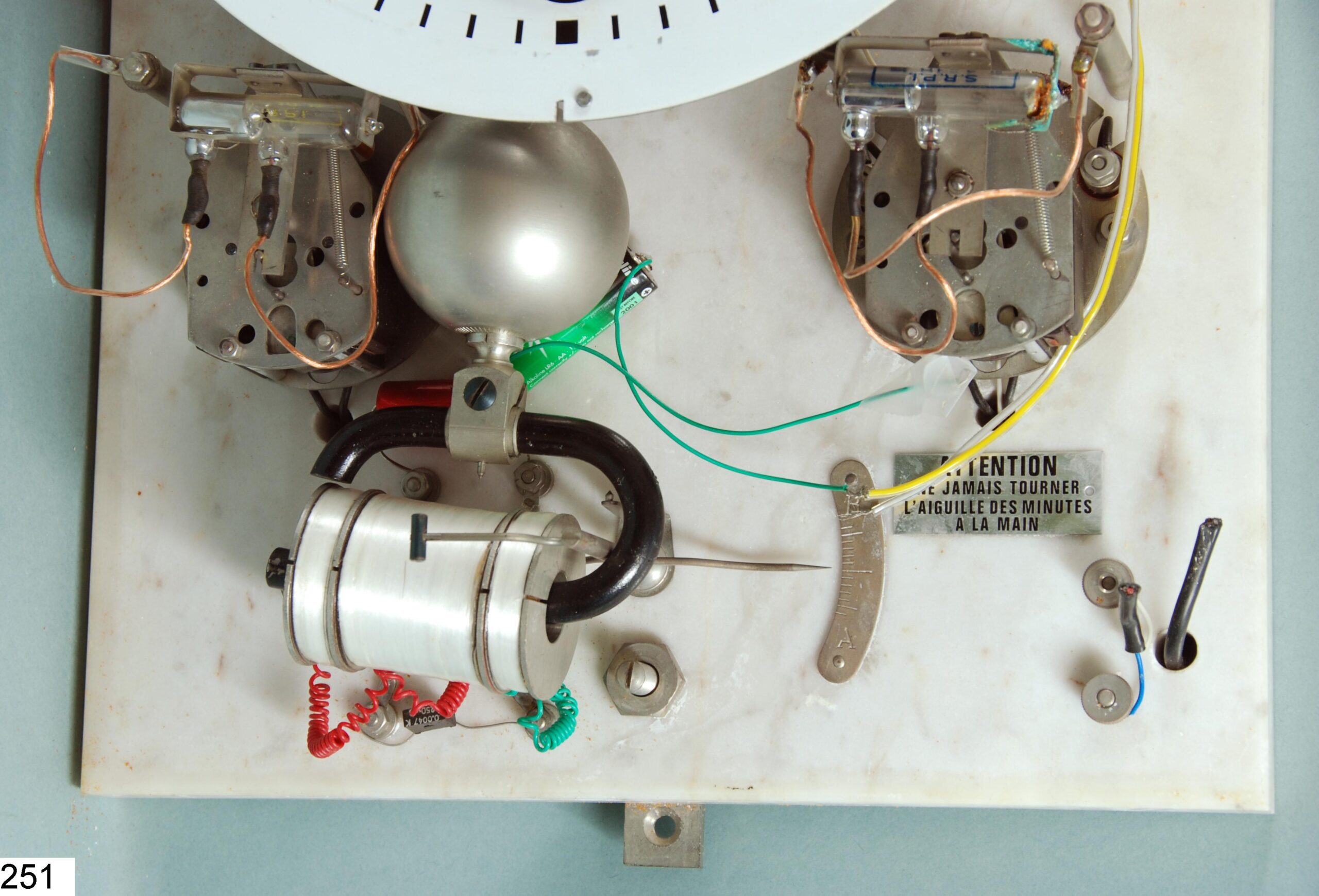 Pendule électrique pour sismographe