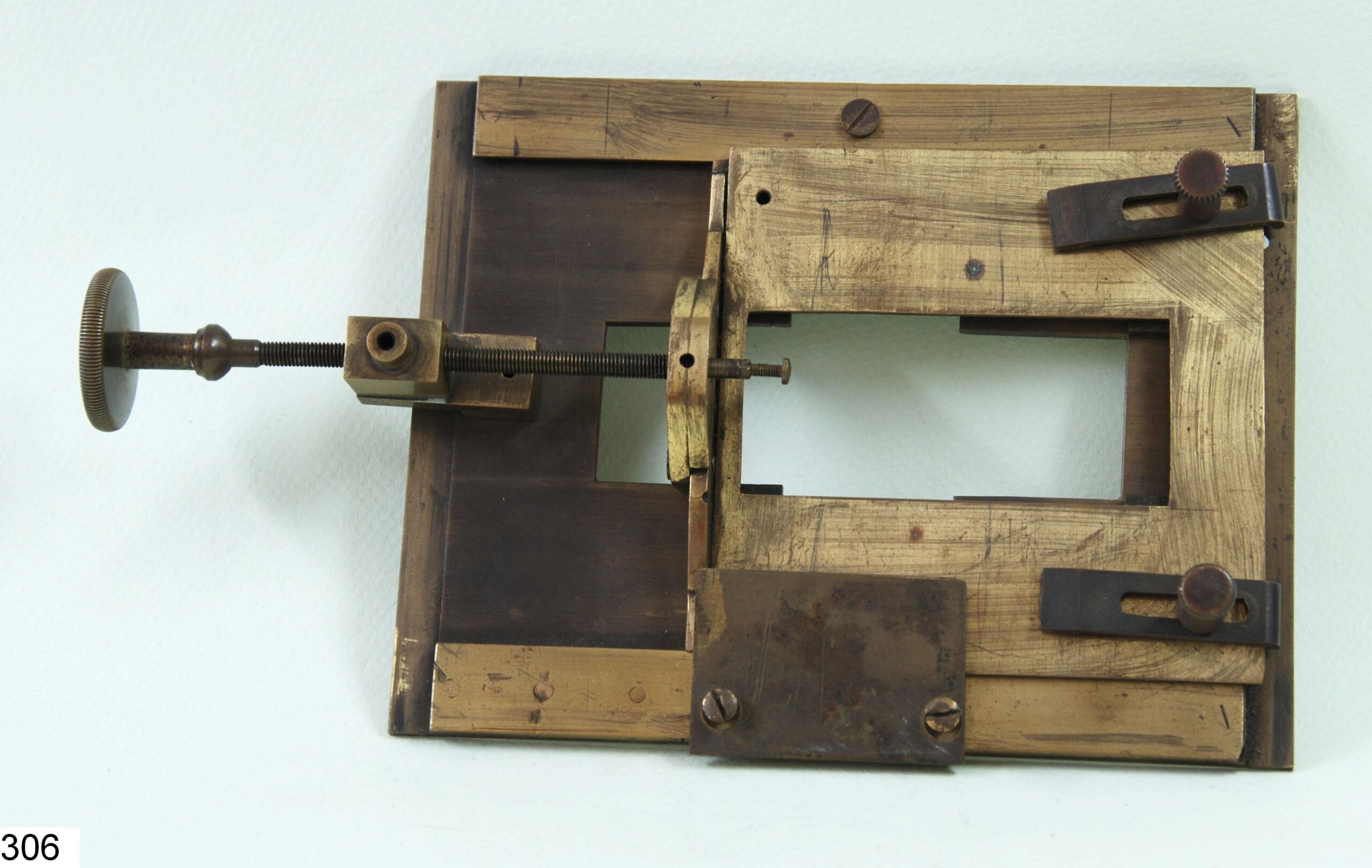 Porte-plaque (?) en laiton