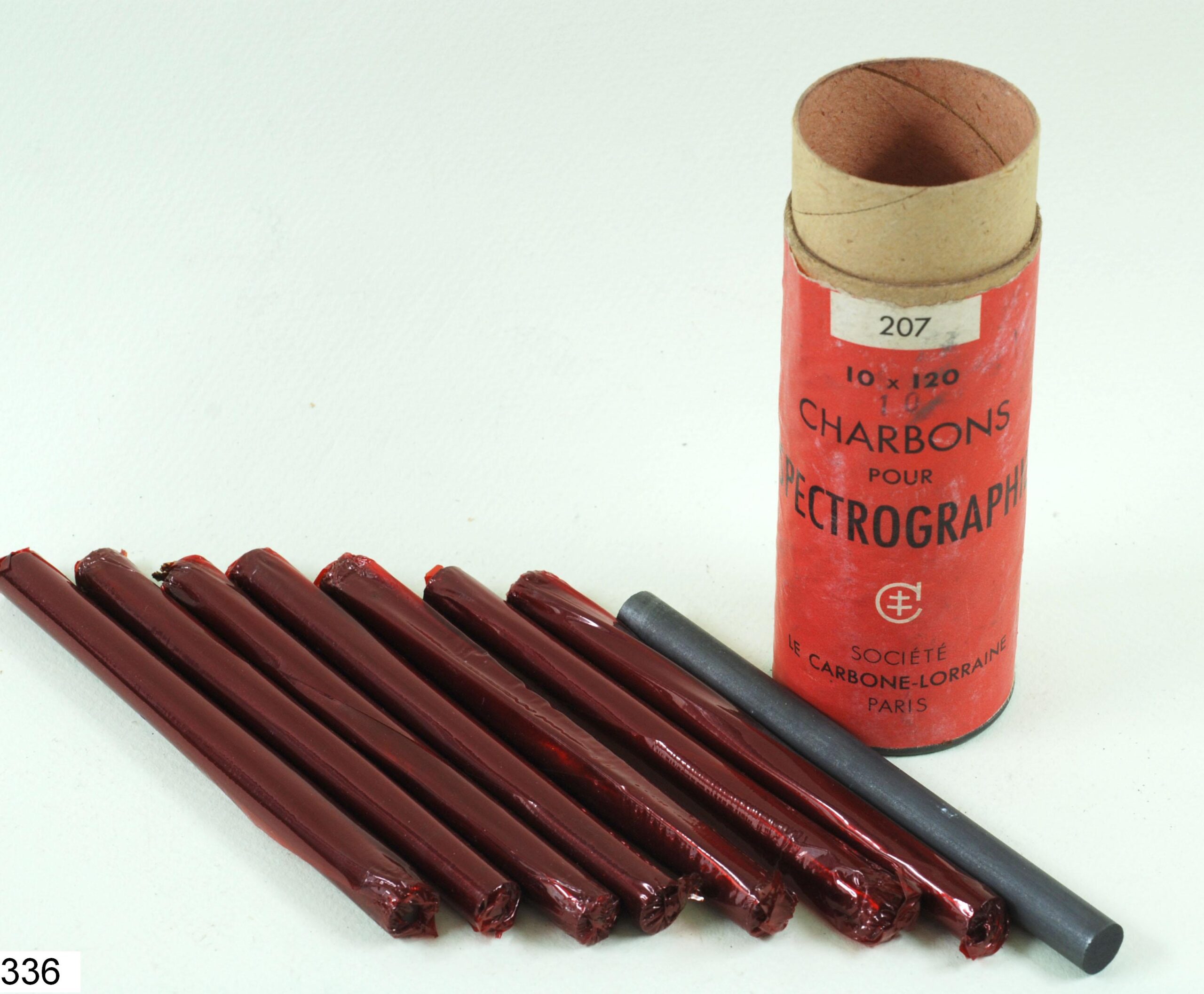Huit charbons pour spectrographie