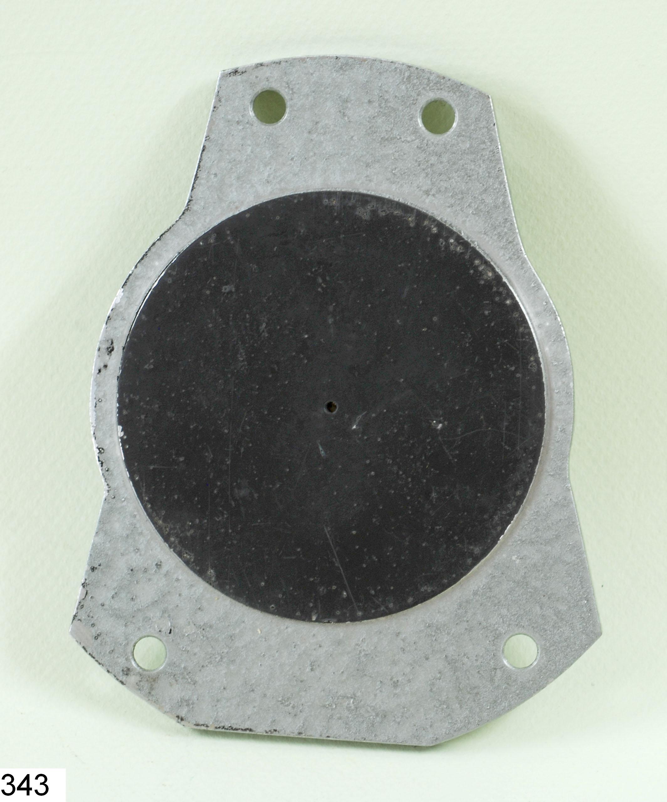 Pièce en alu avec disque circulaire noir