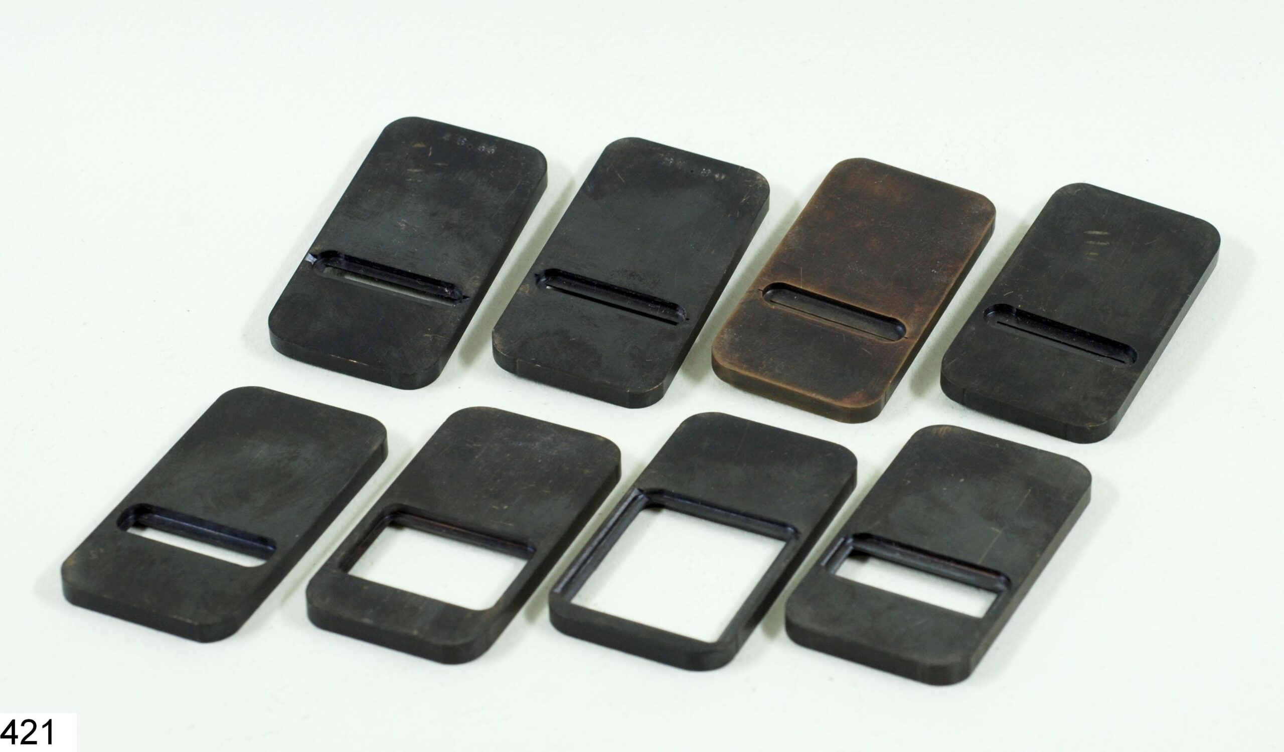 Huit diaphragmes en métal noir