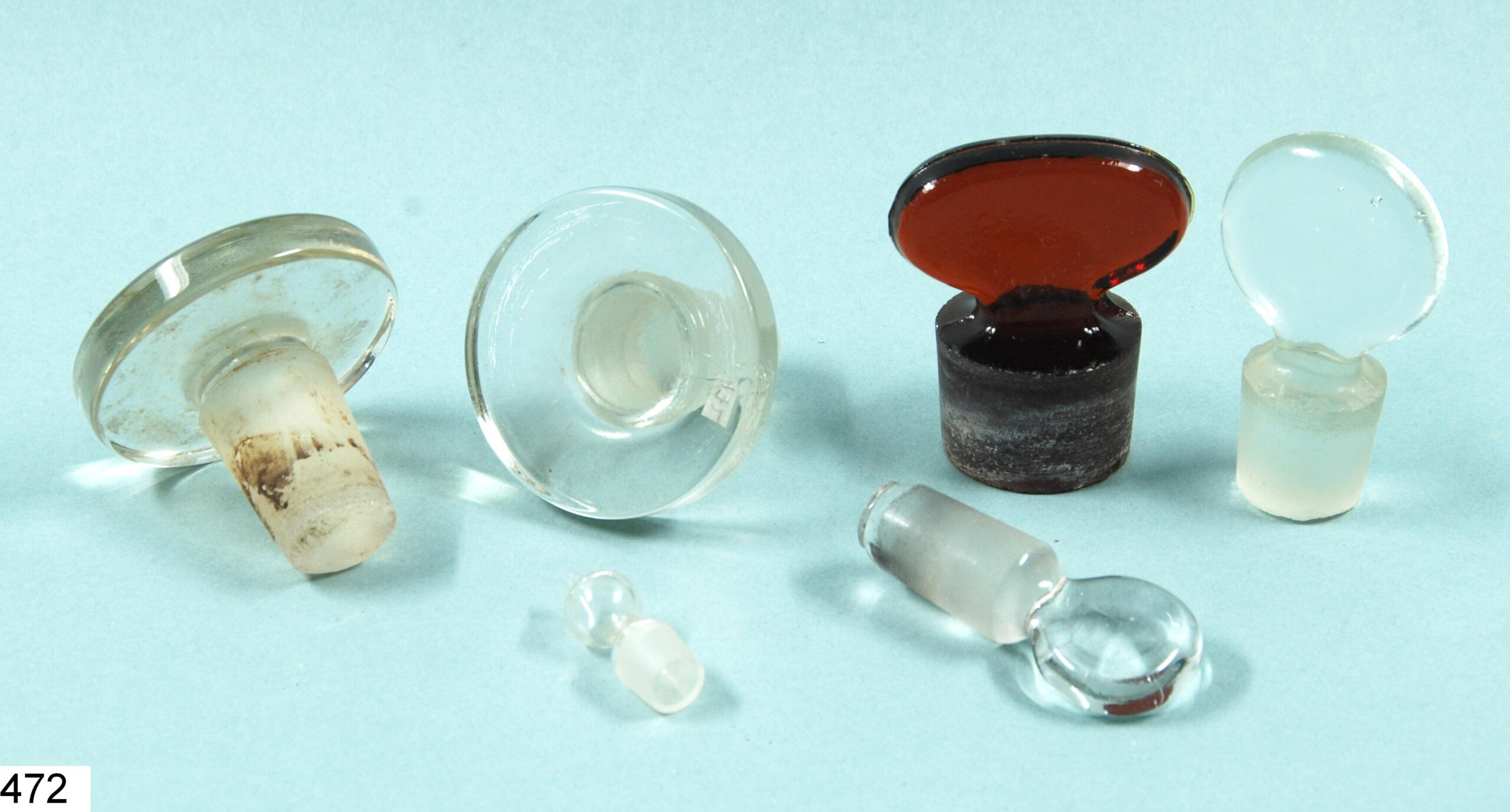 Sept bouchons de carafe en verre