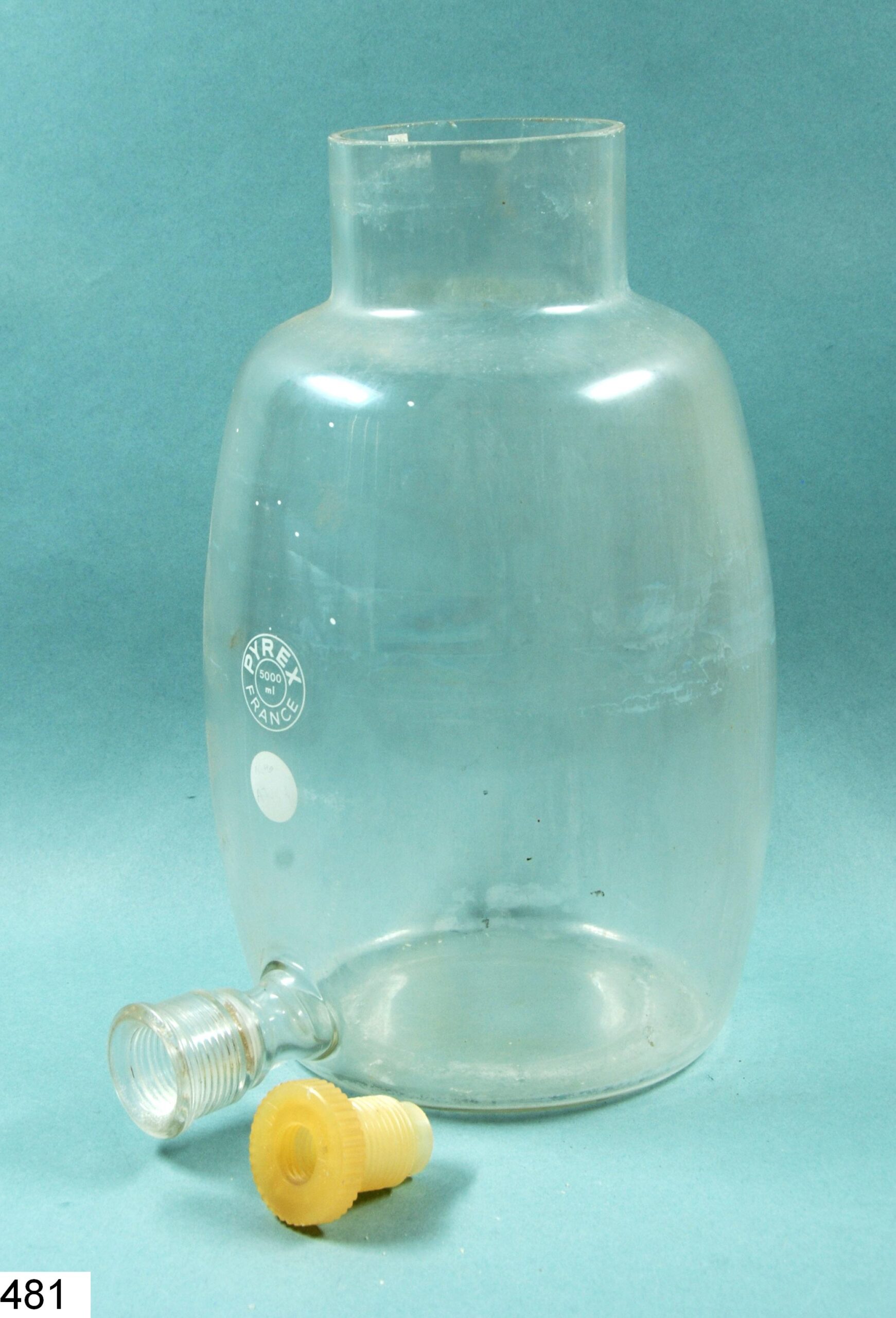 Récipient 5 litres en pyrex, avec ouverture en bas