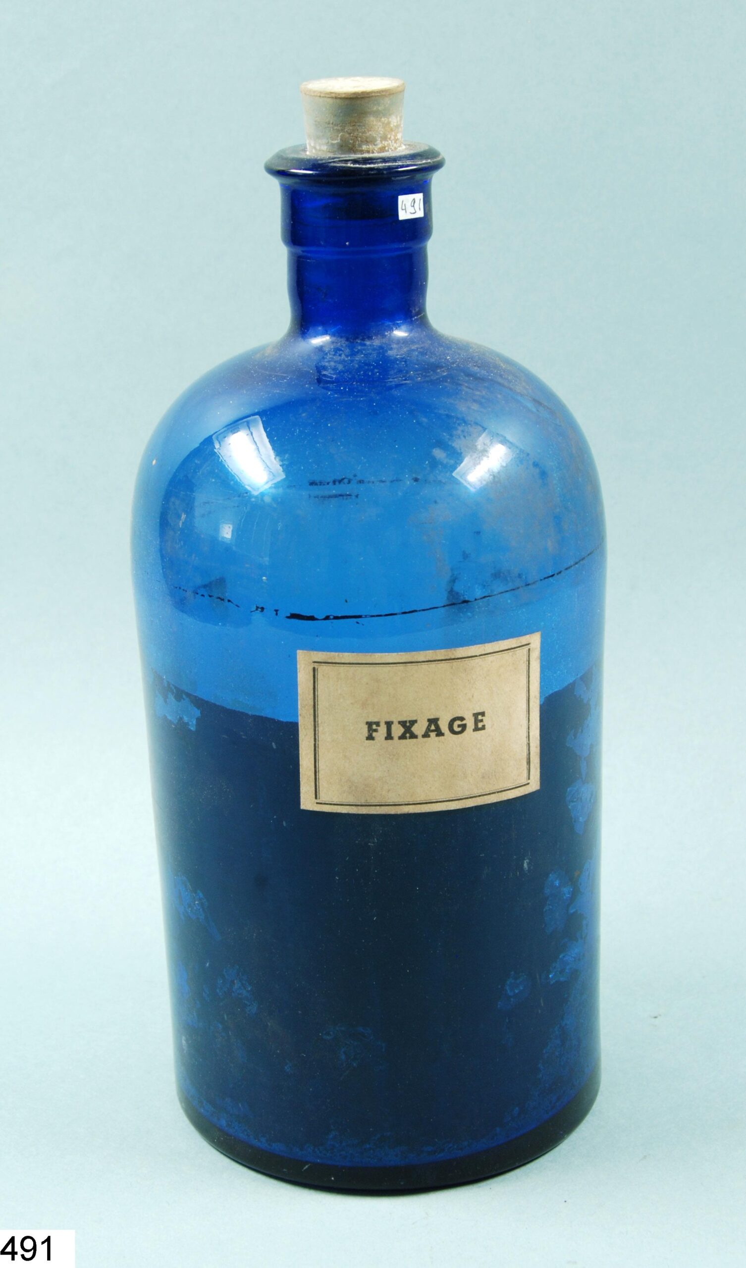 Flacon en verre bleu avec bouchon caoutchouc