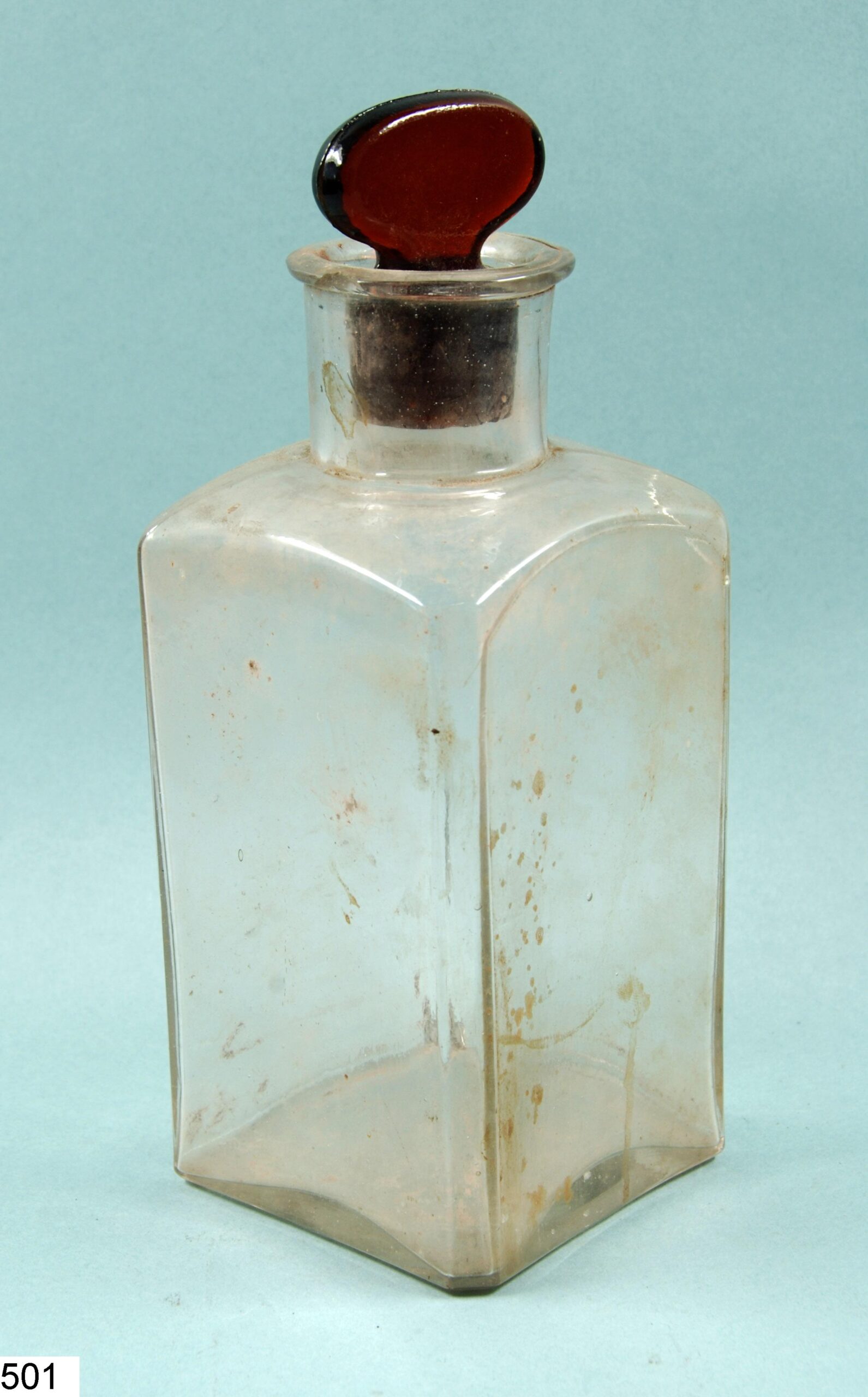 Flacon en verre, section carrée, cassé, avec bouchon