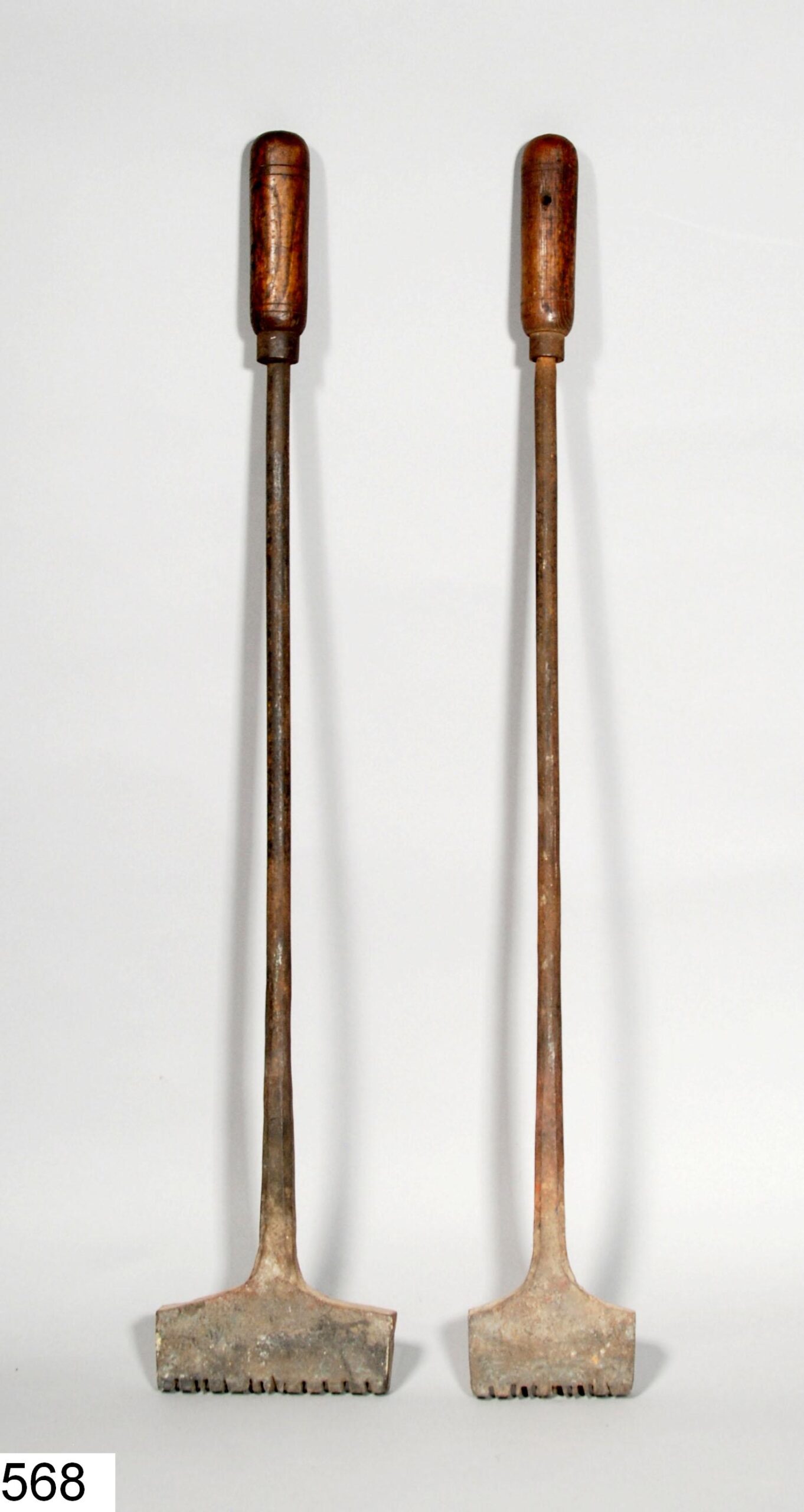 Deux fers à marquer le mobilier