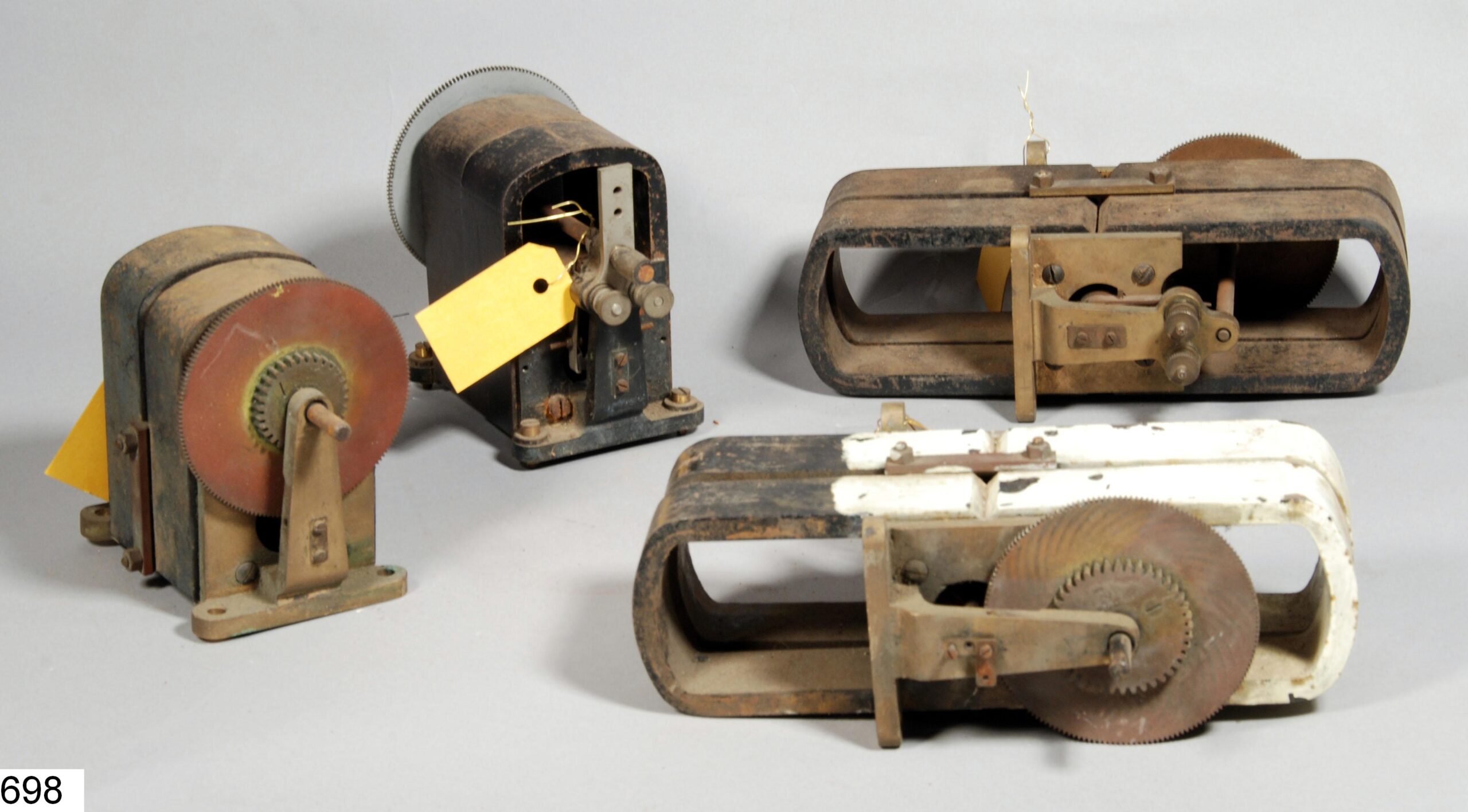 Quatre moteurs électriques pour entrainement de télescope