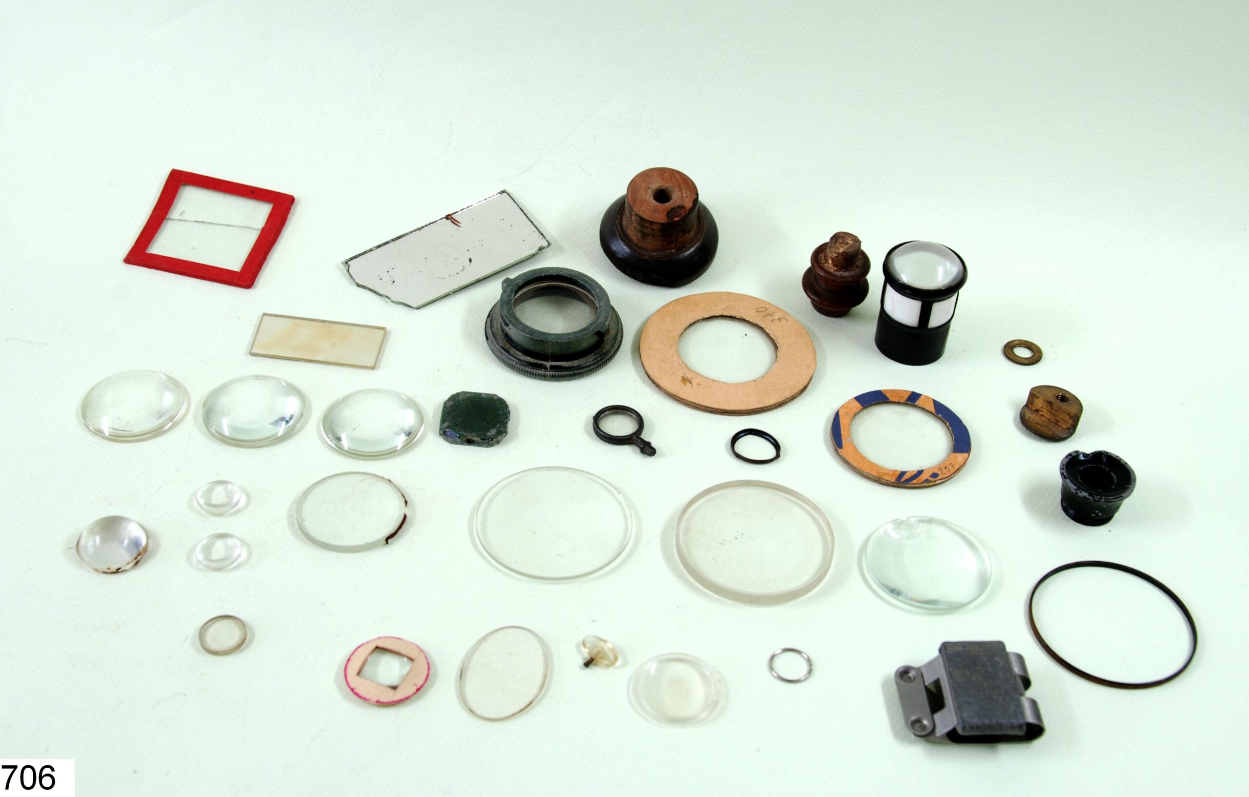 Bac contenant des pièces optiques