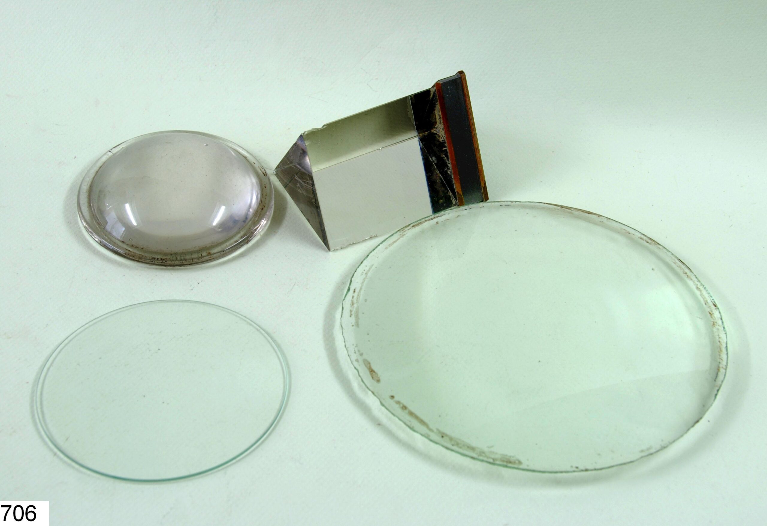 Bac contenant des pièces optiques