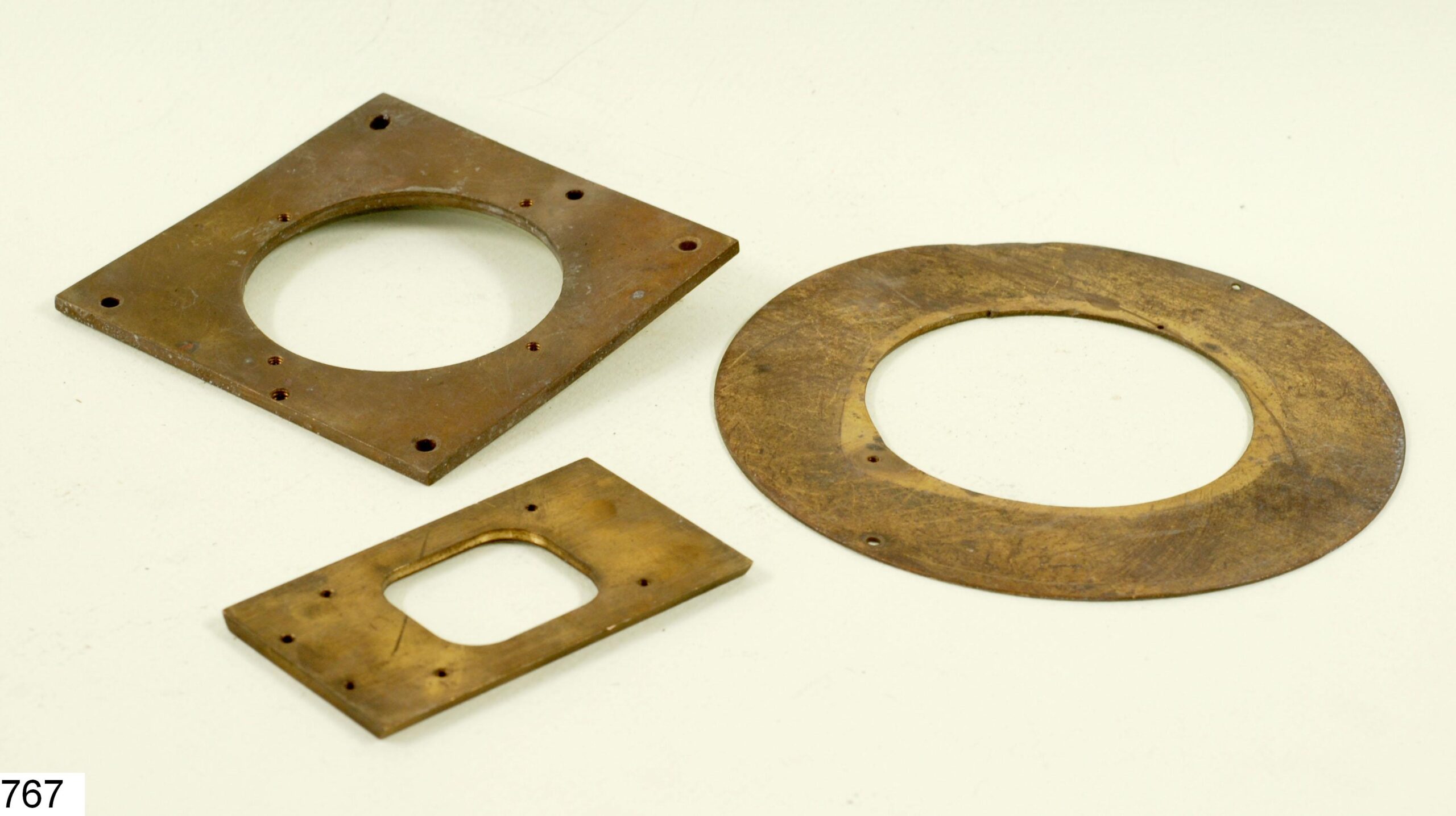 Trois plaques de fixation