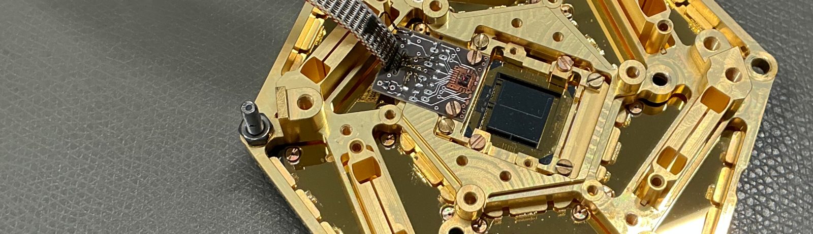 The CryoAC demonstration prototype integrated in the detectors flange of the Focal Plane Assembly Demonstration Model 1.1. Image credit: SRON.
