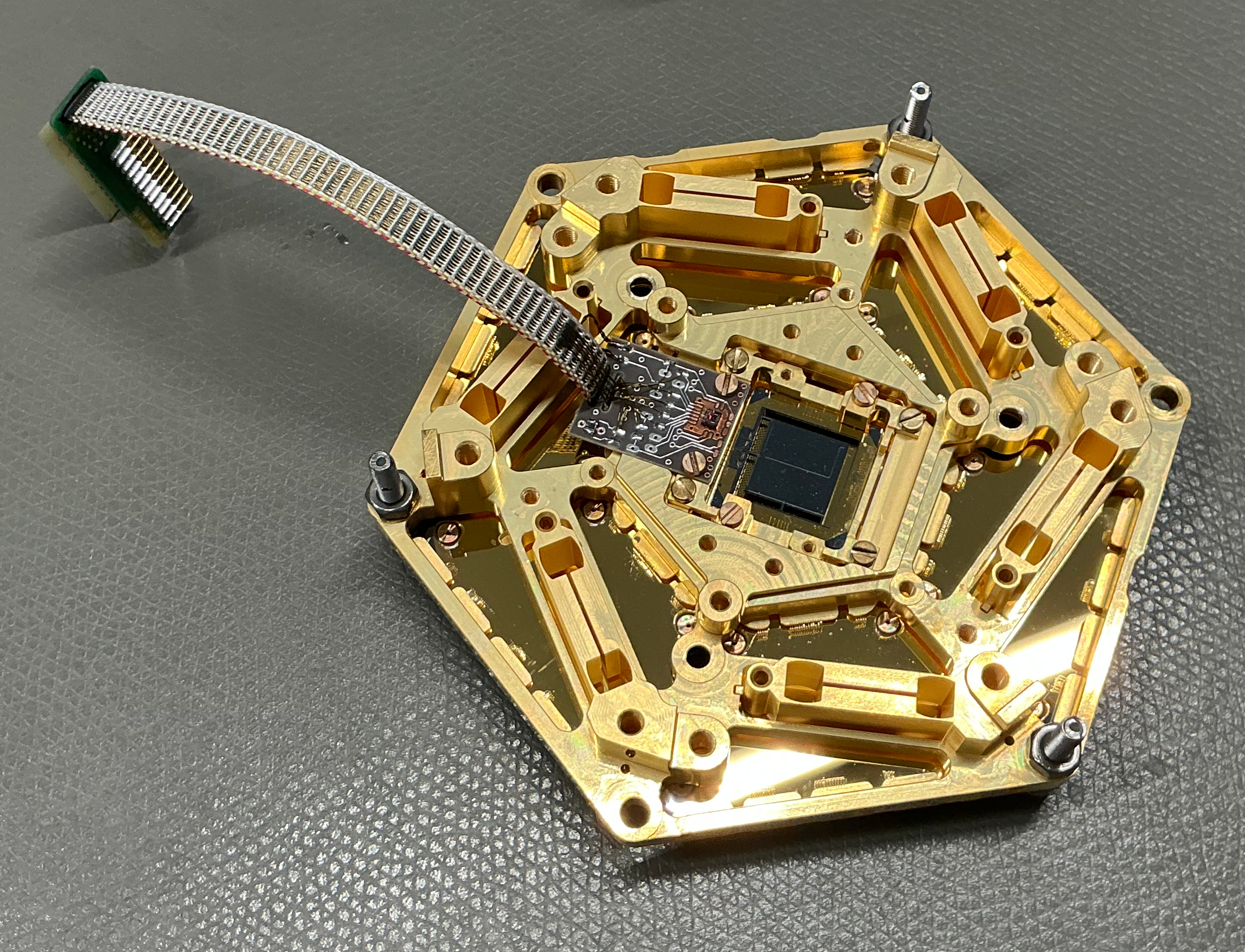 The CryoAC demonstration prototype integrated in the detectors flange of the Focal Plane Assembly Demonstration Model 1.1. Image credit: SRON.
